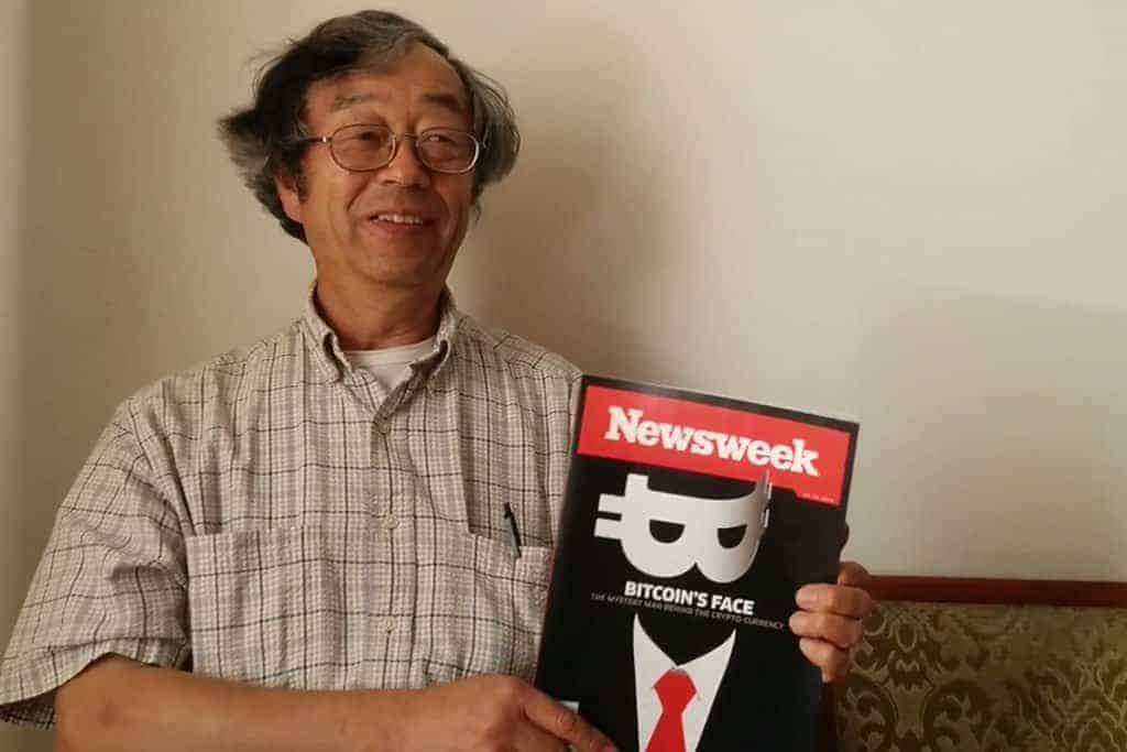 Dorian Nakamoto con la revista Newsweek