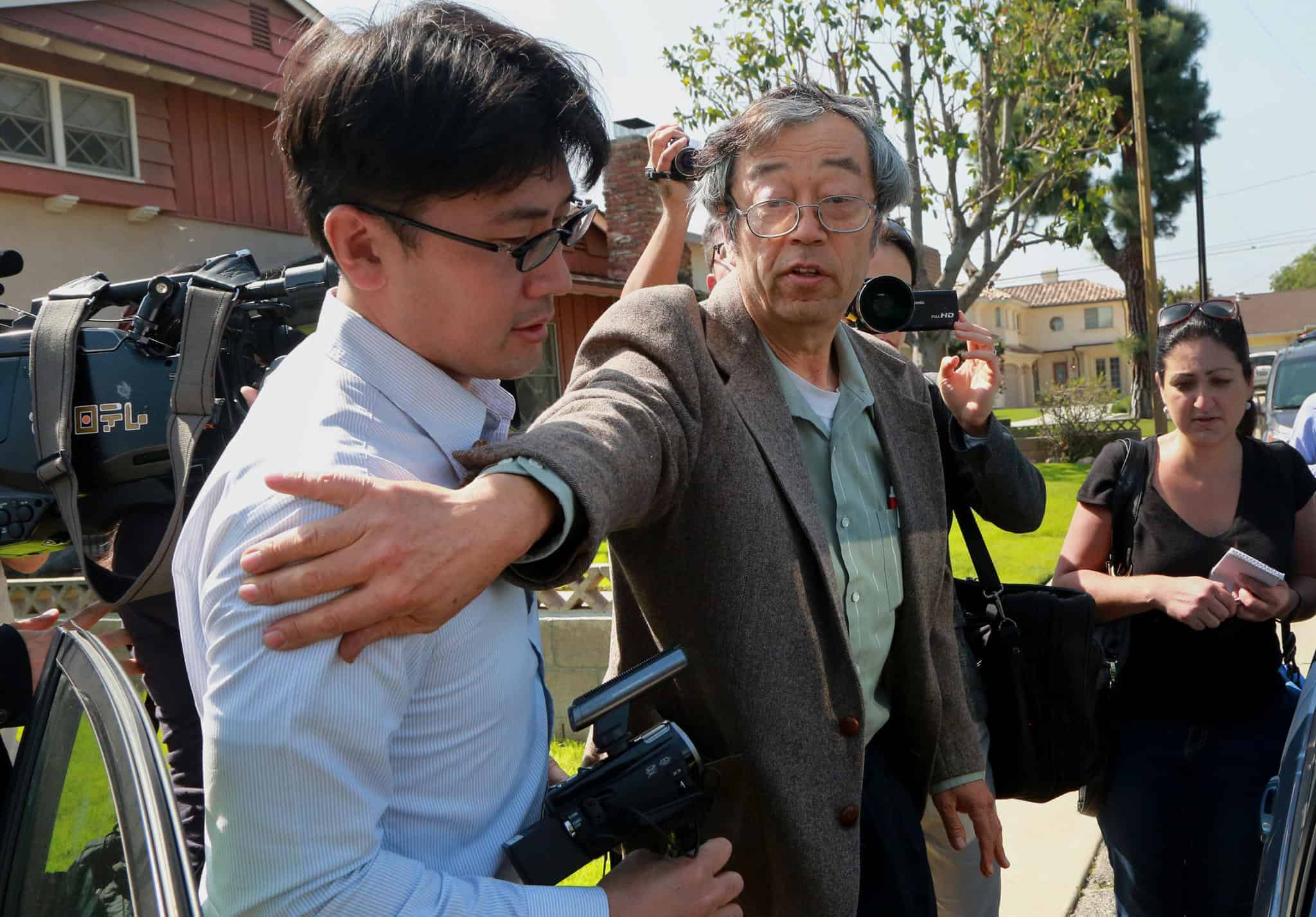 Dorian Nakamoto harassed by the press on his doorstep