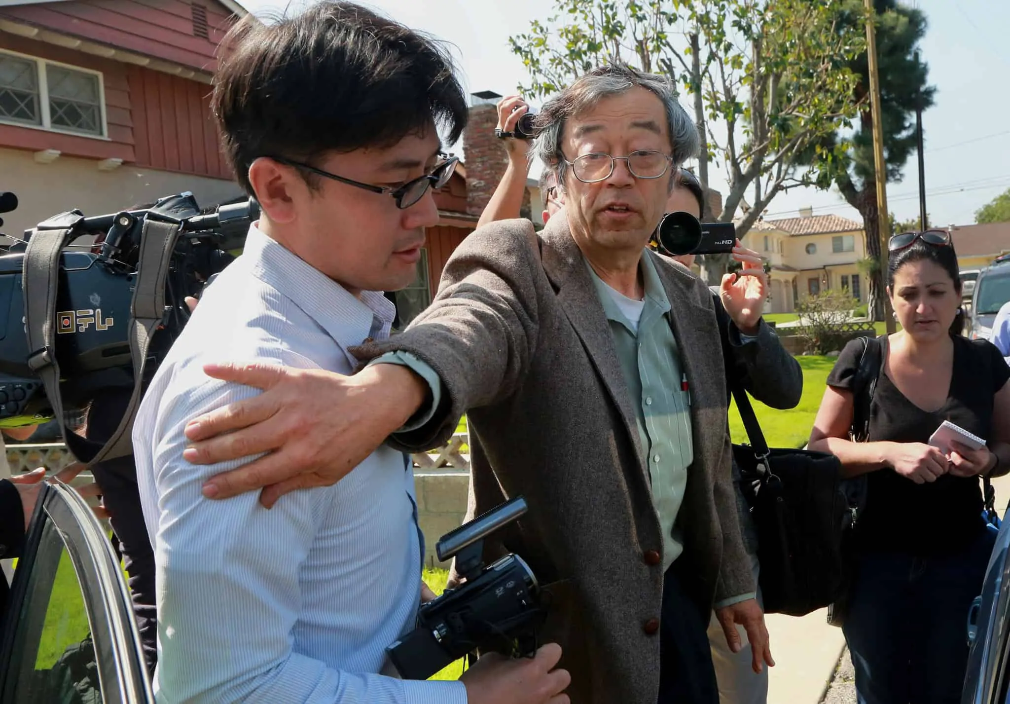 Dorian Nakamoto acosado por la prensa en la puerta de casa