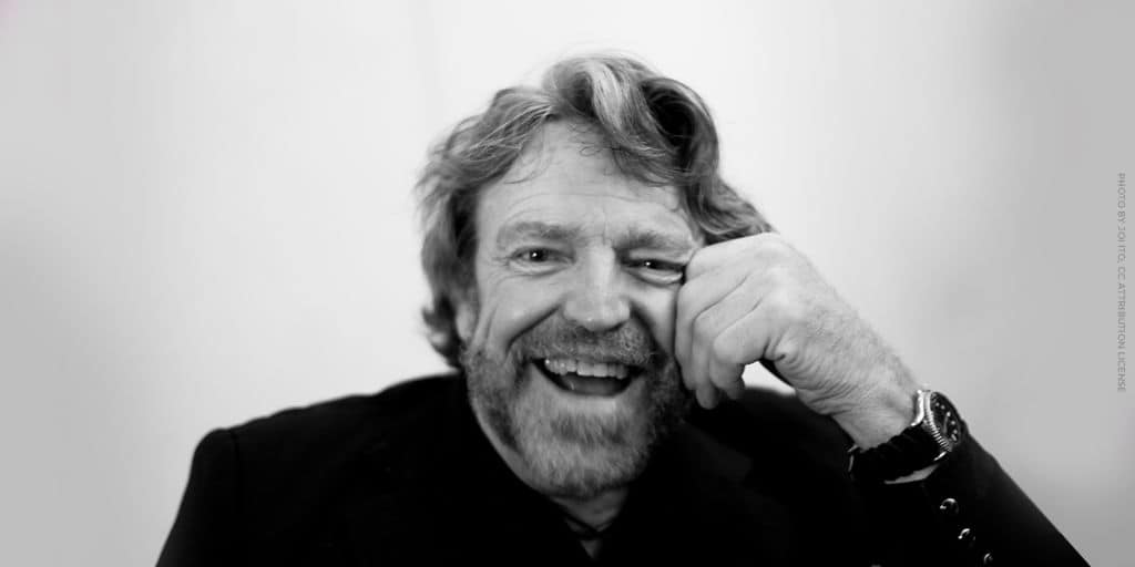 Ritratto di John Perry Barlow sorridente Ritratto di John Perry Barlow sorridente