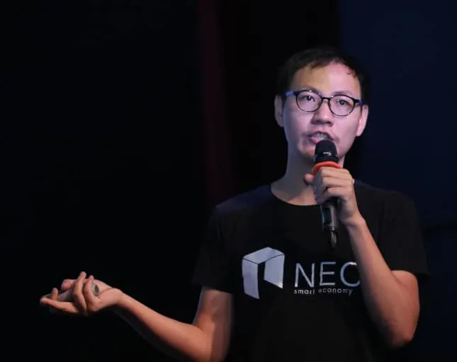 Erick Zhang hablando sobre NEO, Erik Zhang charlando sobre la proxima evolución de NEO, Erik Zhang participando en una conferencia sobre NEO
