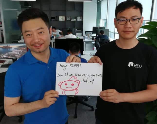 Erik Zhang y Da Hongfei preparandose par aun AMA en Reddit, Erik Zhang y Da Hongfei invitando a la comunidad de Reddit a su AMA, Erik Zhang y Da Hongfei haciendo una invitación a la comunidad que sigue Reddit para su AMA en dicha web