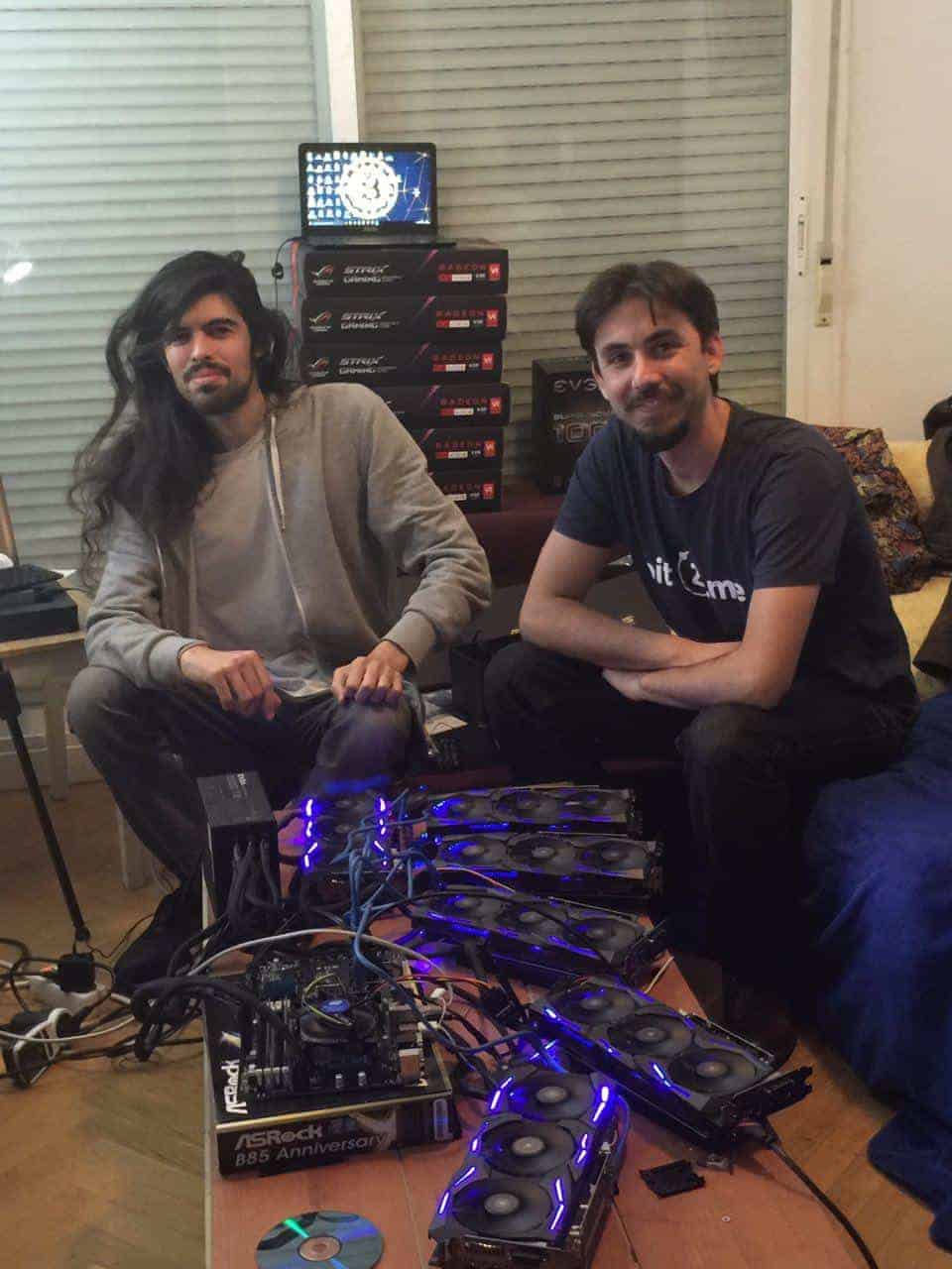 Adrian Verde Leif Ferreira con un rig de minería gpu